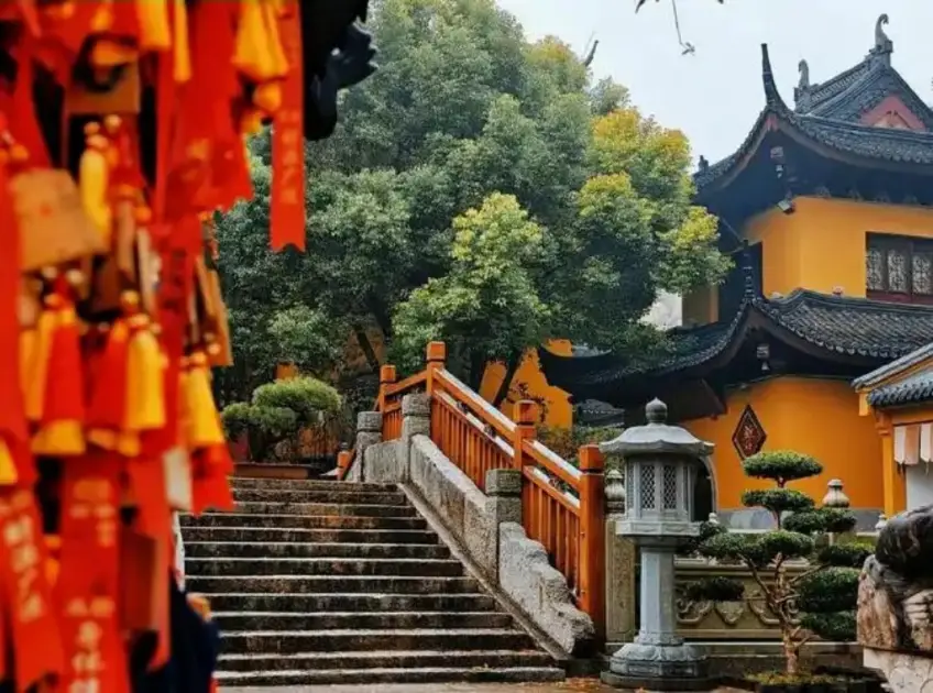 湖州法华寺祈福挂饰黄墙石阶横图