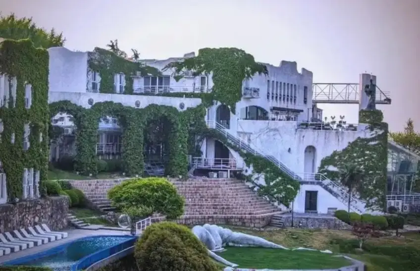 哥倫波太湖城堡建築與遠眺湖面