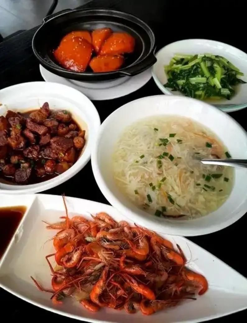 虾盘银鱼羹红烧肉与青菜同桌拼盘