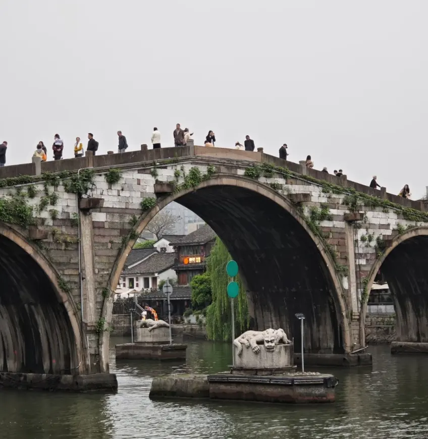京杭大运河拱宸桥石拱与岸景