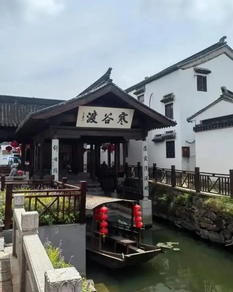 寒谷渡码头红灯笼与木质摇橹船