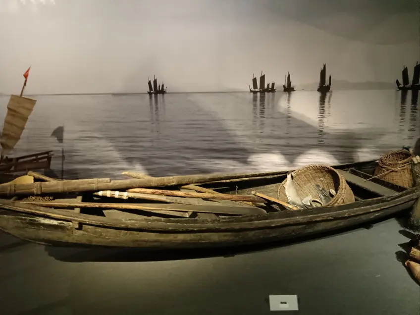 太湖博物館內漁船展陳與湖景壁畫