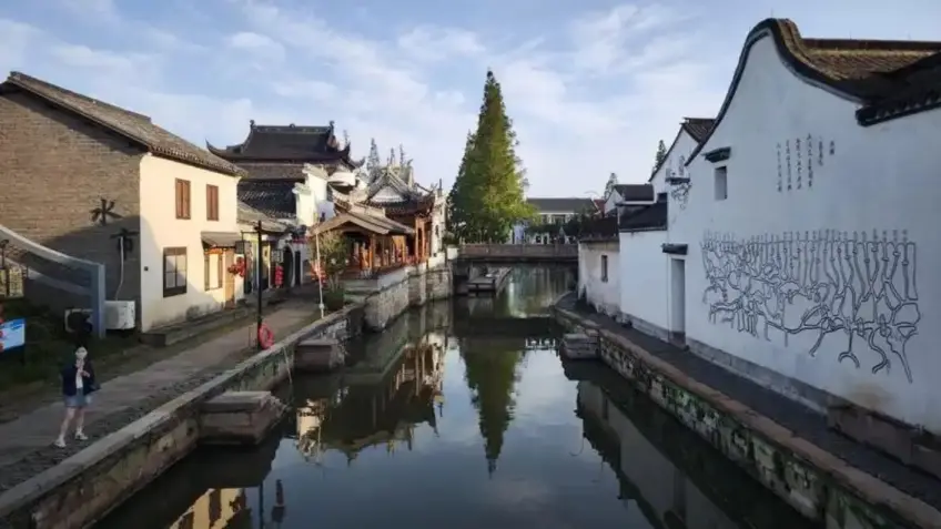 溇港古村水巷白墙与河道倒影