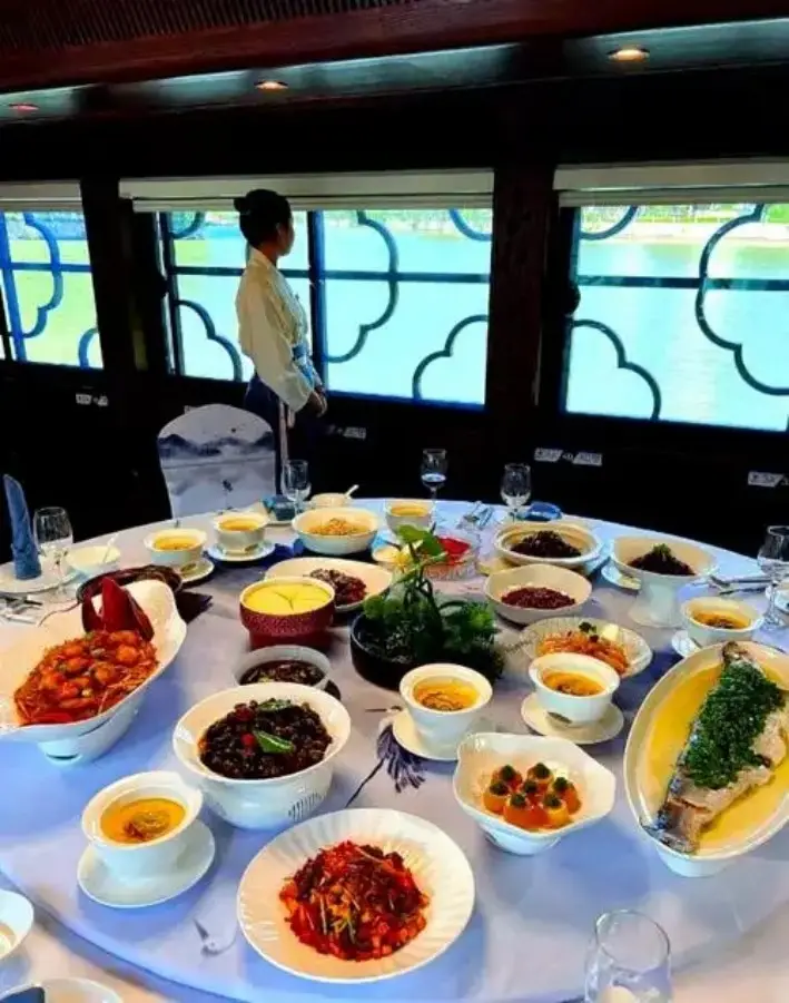 游船船舱圆桌上摆满南湖船菜菜肴