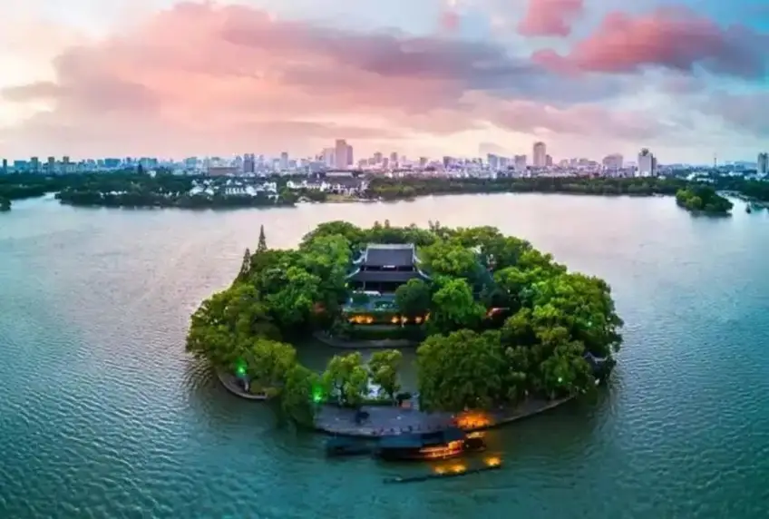夕阳粉霞映照嘉兴南湖湖心岛
