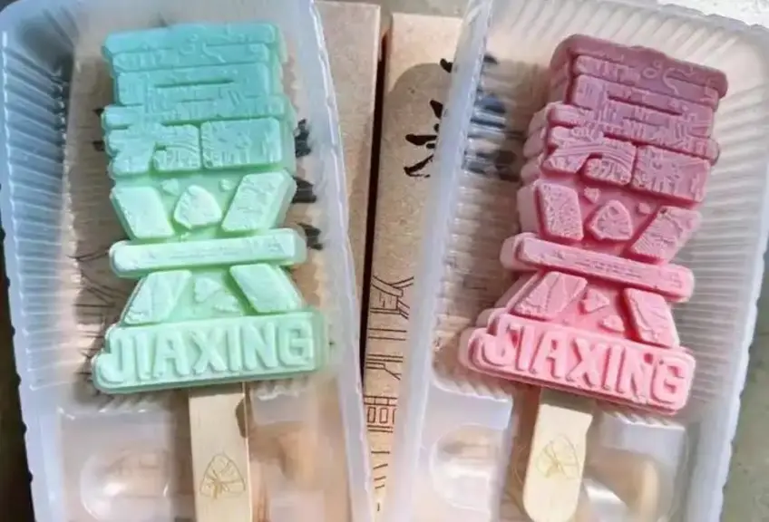 薄荷绿与粉色嘉字浮雕文创雪糕俯拍特写