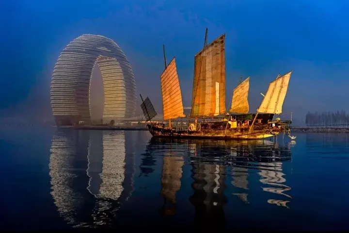湖州太湖喜來登月亮酒店夜景與湖面帆船燈光倒影