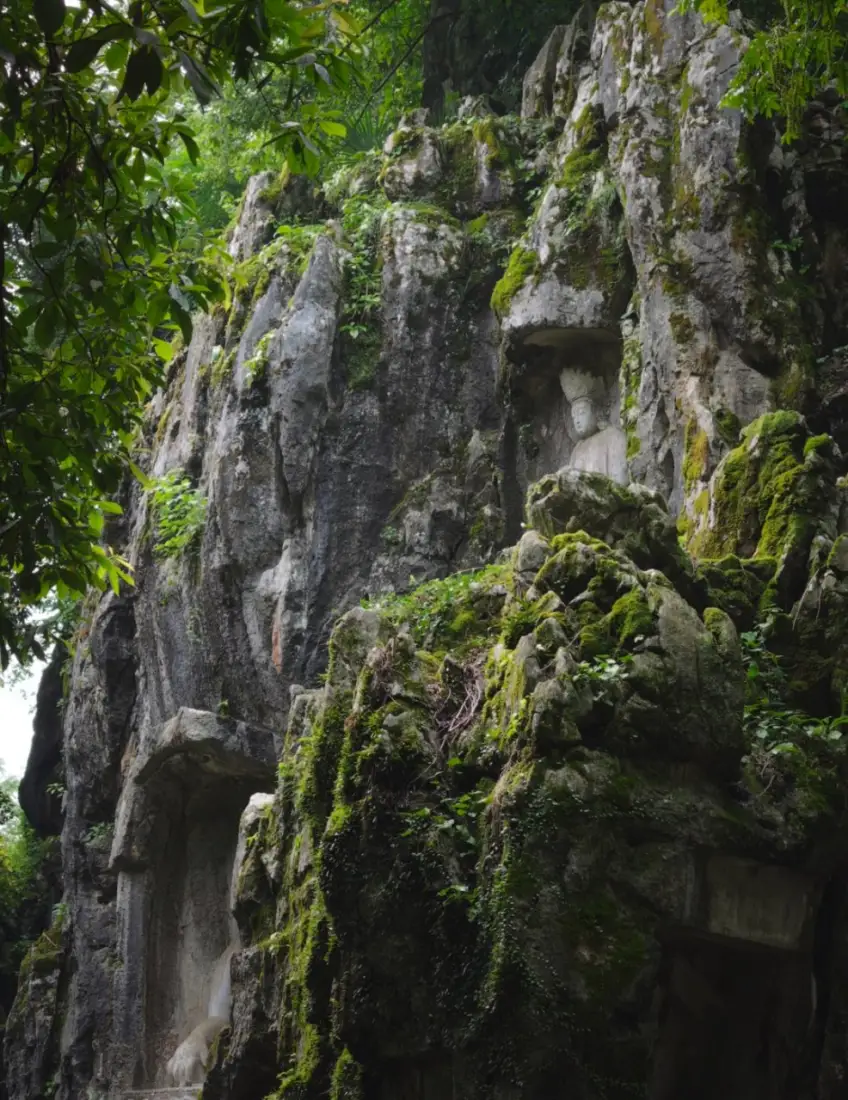 灵隐飞来峰青苔岩壁石窟造像