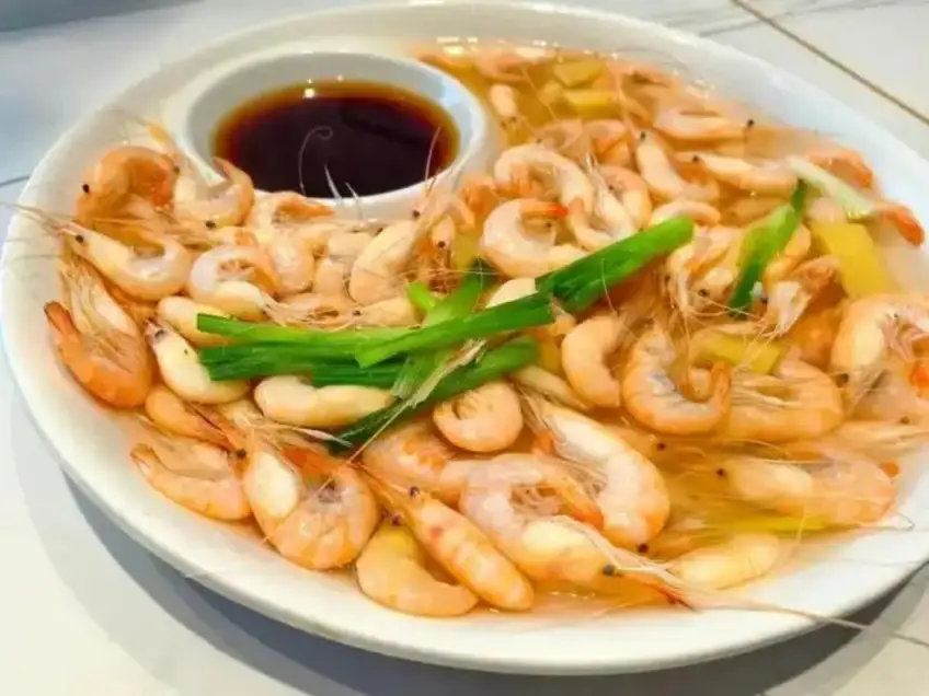 白盘白灼太湖白虾配姜葱与蘸料窝