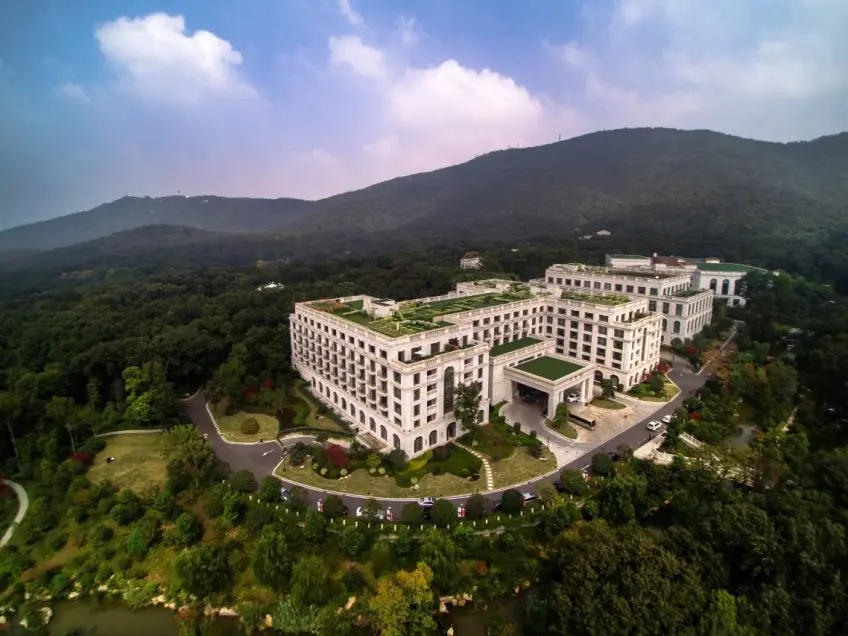 南京紫金山庄园林建筑与山林俯瞰