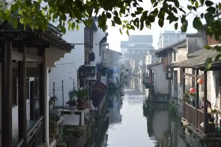 绍兴仓桥直街青石板与木门老街