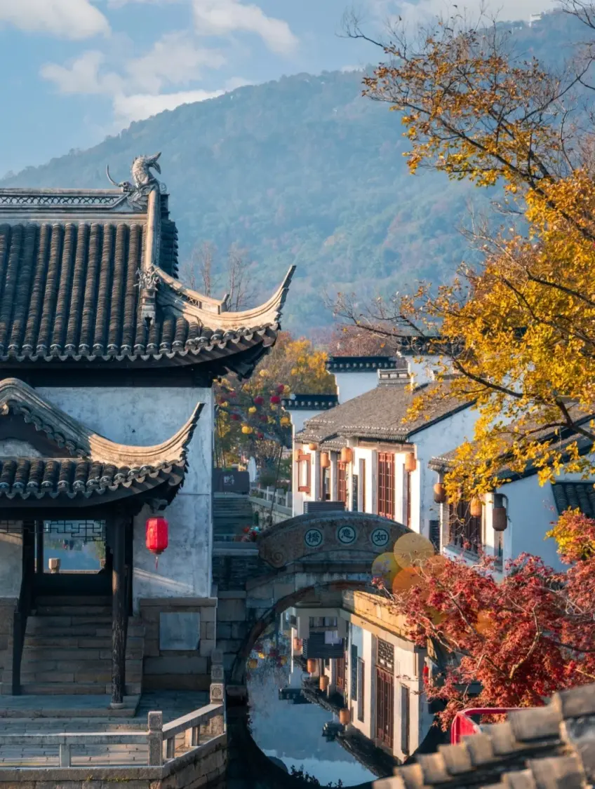 无锡惠山古镇如意桥与白墙倒影