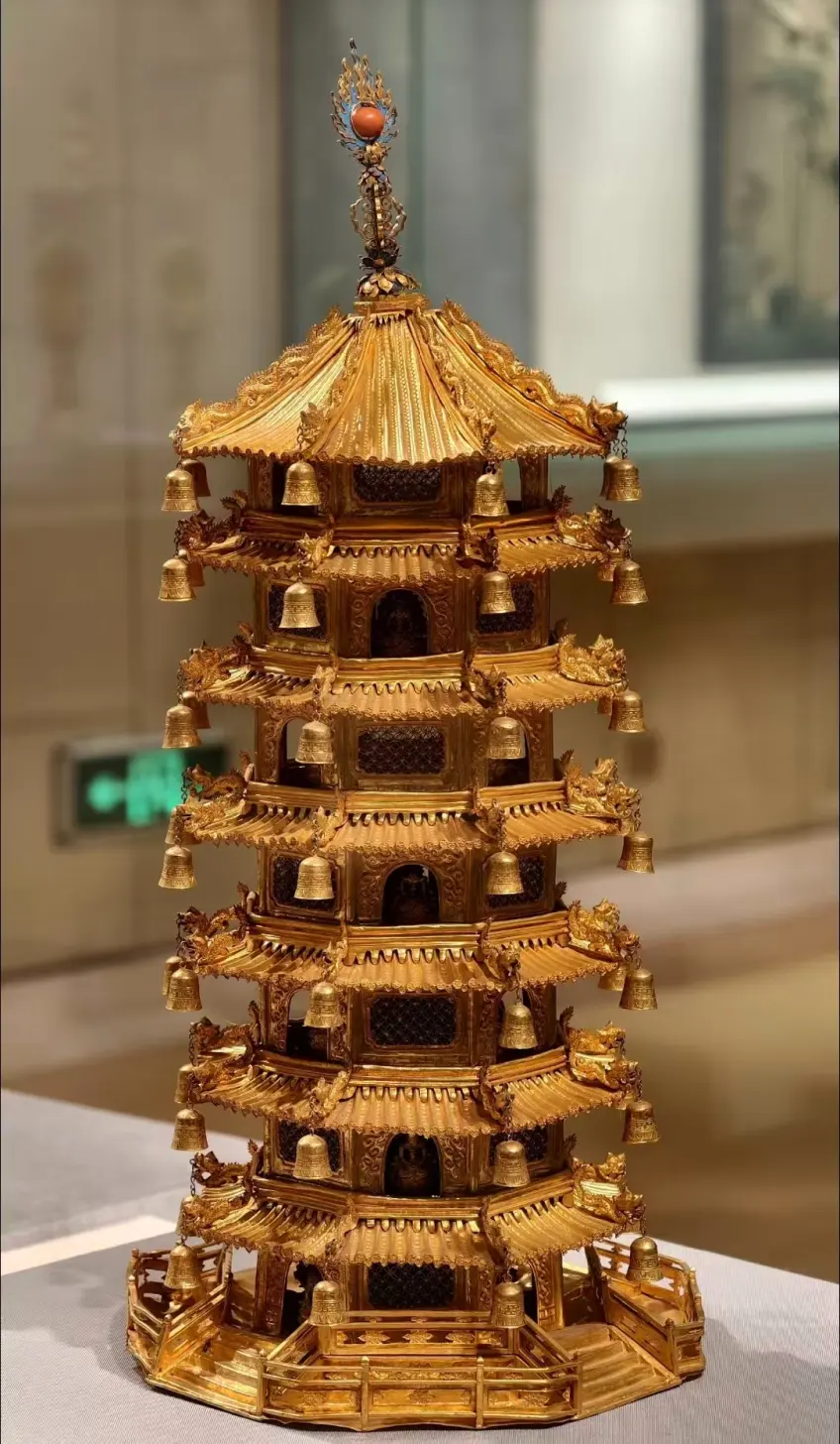 鎏金喇嘛塔展柜特写