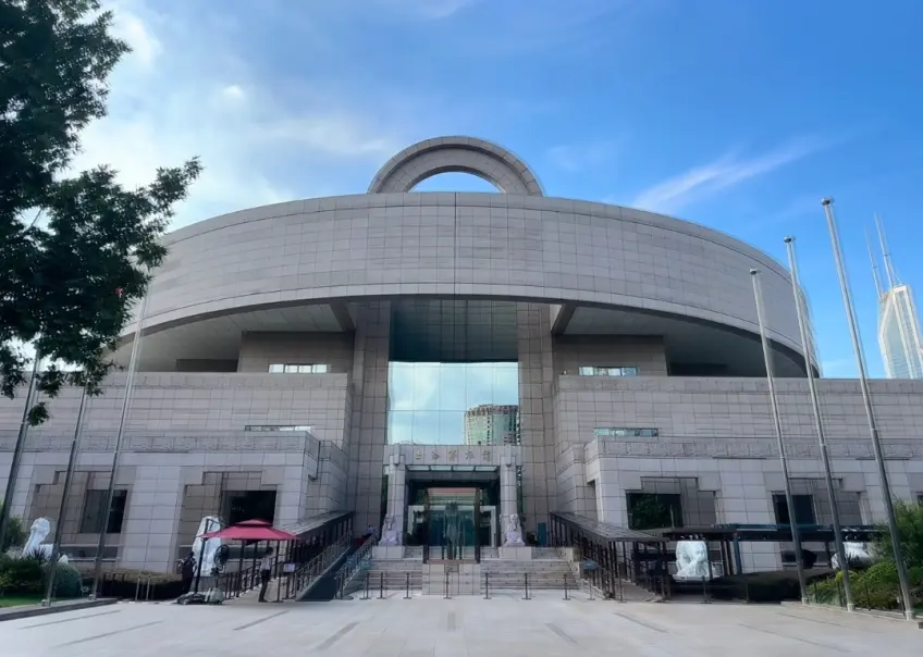 上海博物馆圆顶建筑与广场台阶旗帜