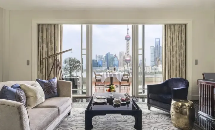 半岛酒店套房阳台远眺东方明珠与江景