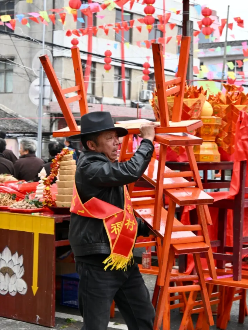 温州拦街福肩扛橙凳巡游人