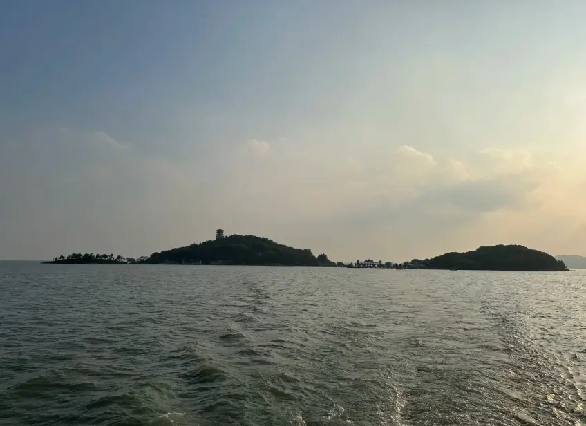 遊船尾浪前景遠望太湖仙島山巒寶塔
