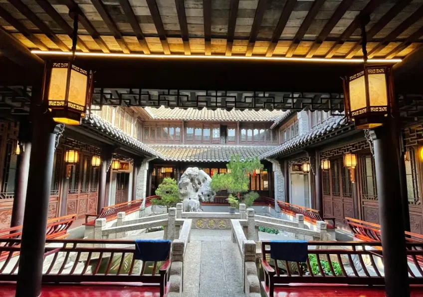 文楼式庭院太湖石松树与廊檐灯笼全景