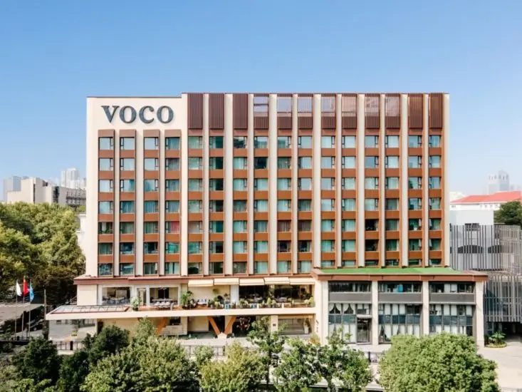 南京东方珍珠voco酒店日间外观招牌