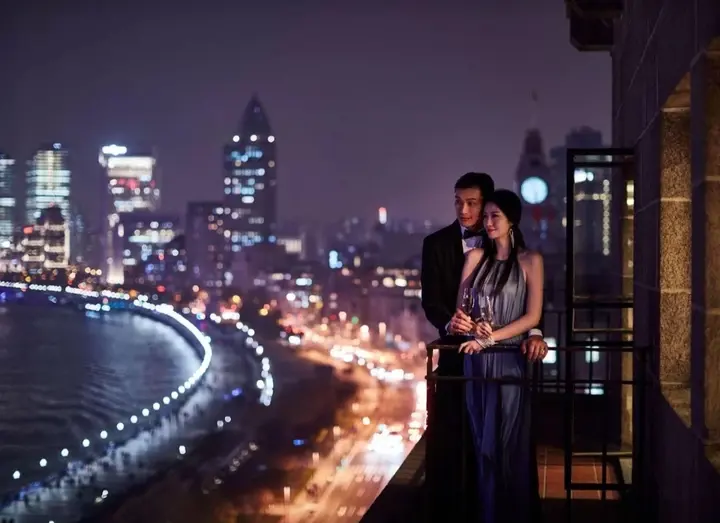 外滩酒店阳台夜景与礼服宾客远眺江景