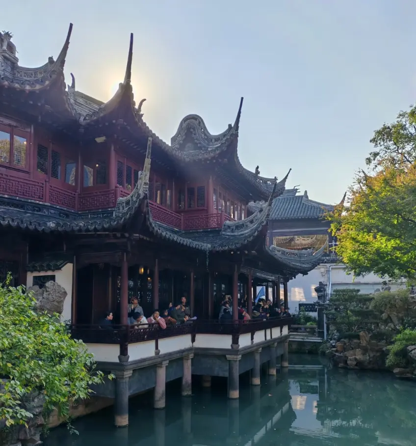 豫园湖心亭飞檐与池水倒影