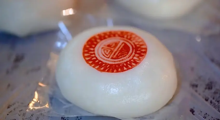 盖有红印的江苏冬至团点心特写