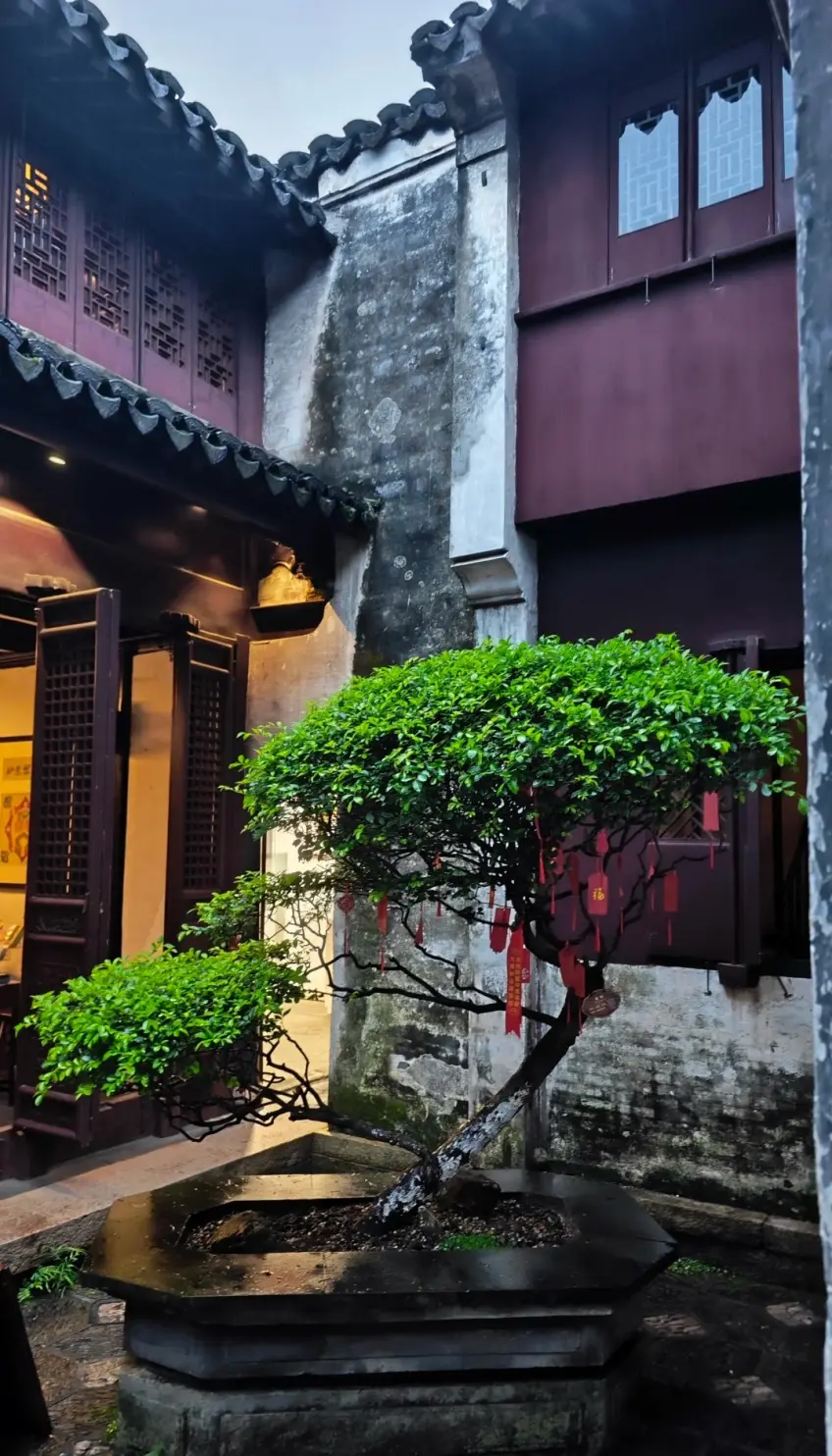 周莊宅院八角盆景與紅綢示意