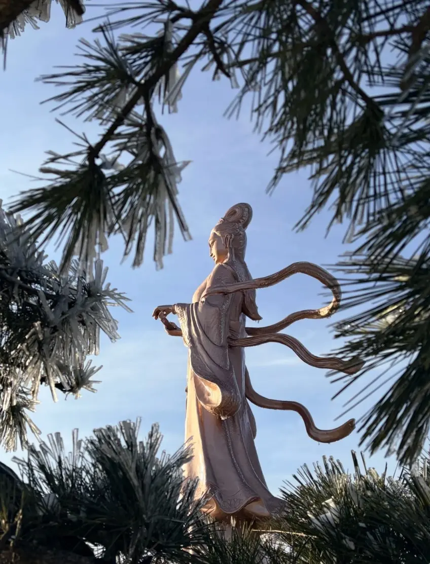 花果山玉女像與冰掛松枝近景示意
