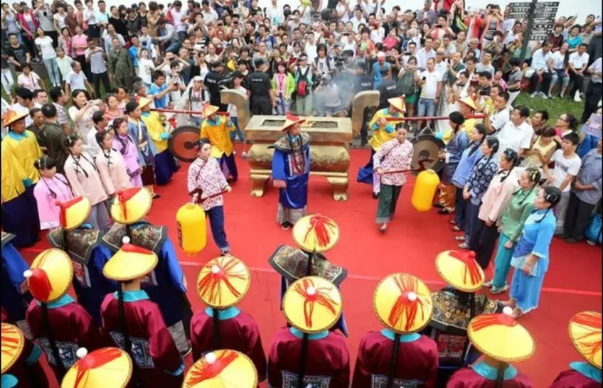 红毯上古装祭官与提灯仪仗祭祀