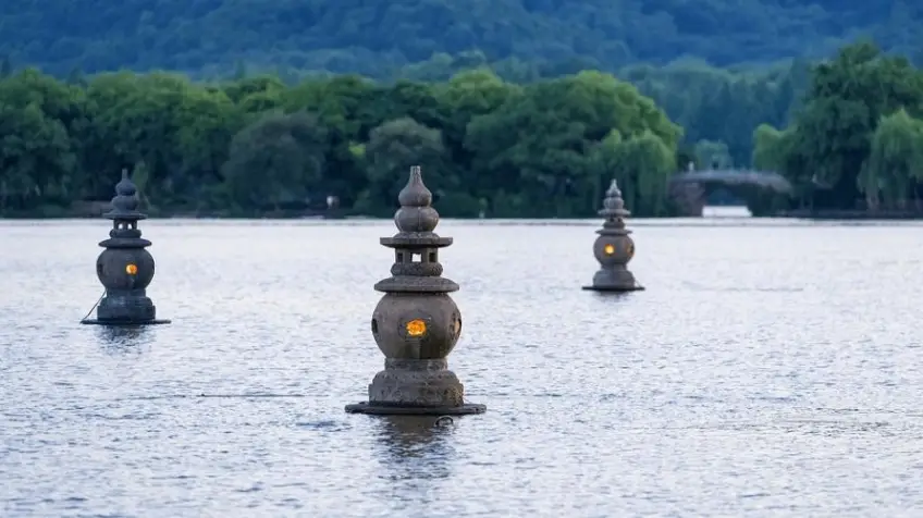 西湖三潭印月石塔与湖心岛