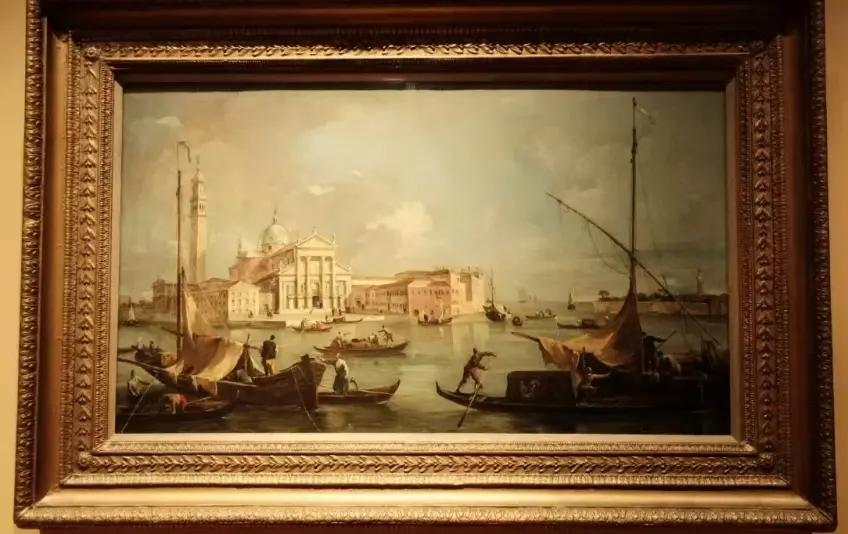 艺术馆展厅走廊与展柜灯光