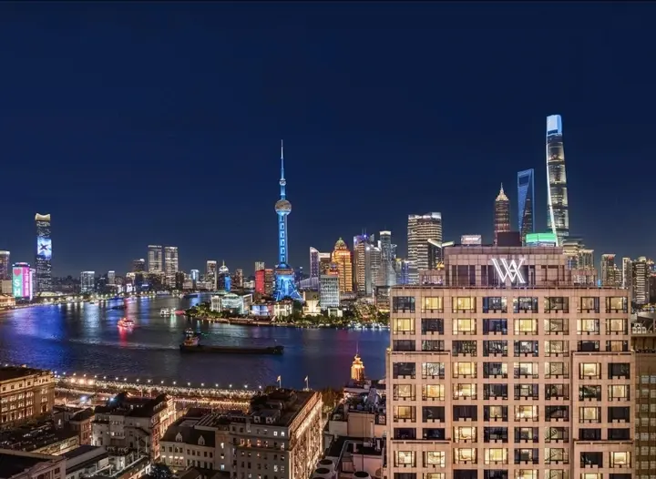 外灘華燈樓宇與陸家嘴夜景對望