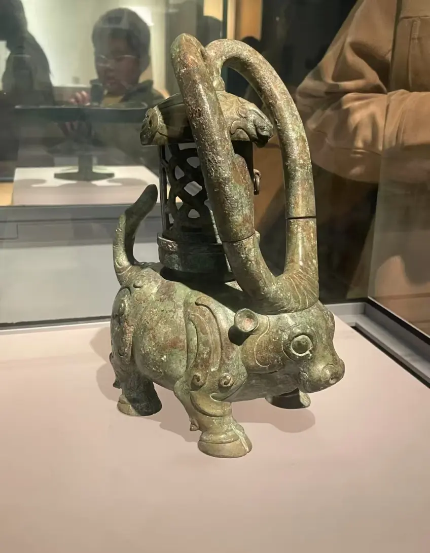 南京博物院错银铜牛灯文物