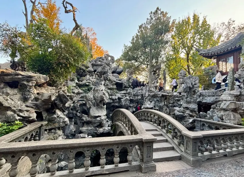 狮子林太湖石假山石桥与池水