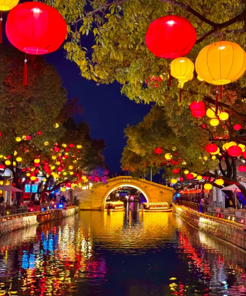 江南水乡运河两岸红黄灯笼夜景