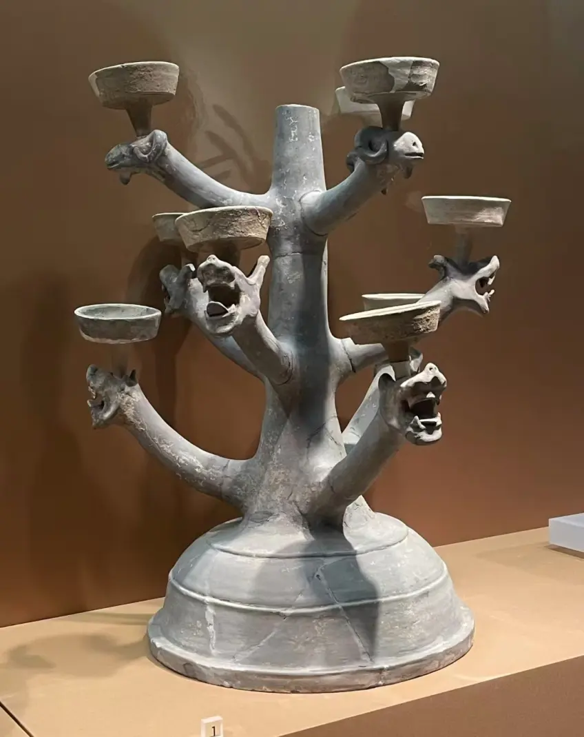 南博历史馆展柜内多枝陶灯