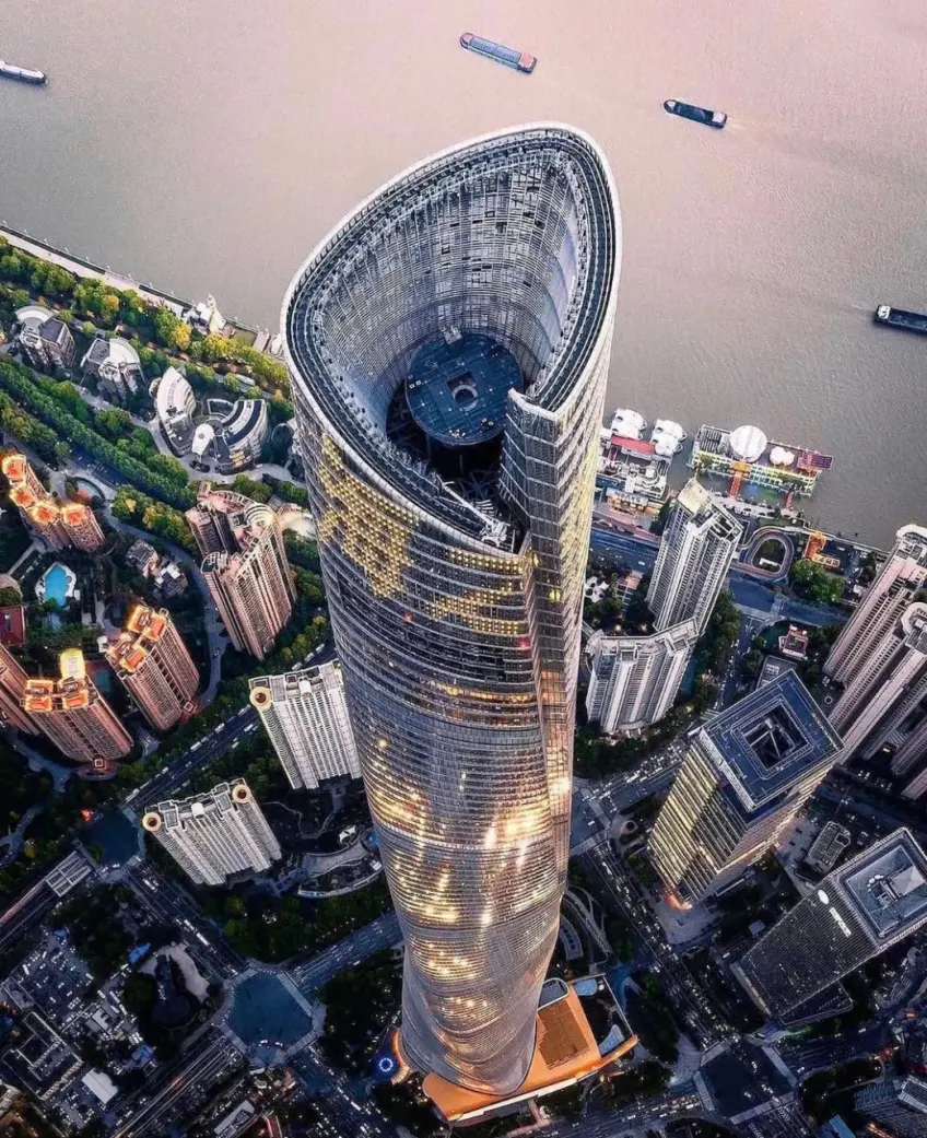 上海中心顶部俯瞰螺旋塔身与黄浦江