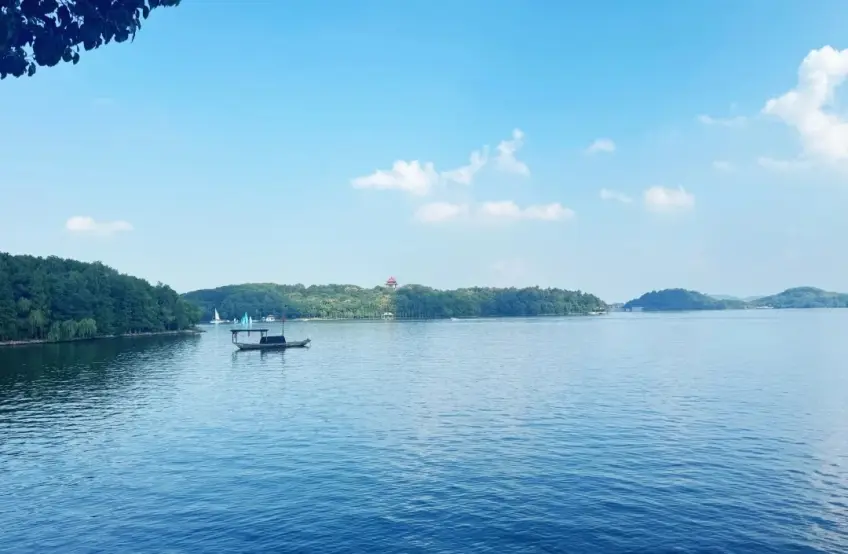 天目湖山水園開闊湖面與岸樹