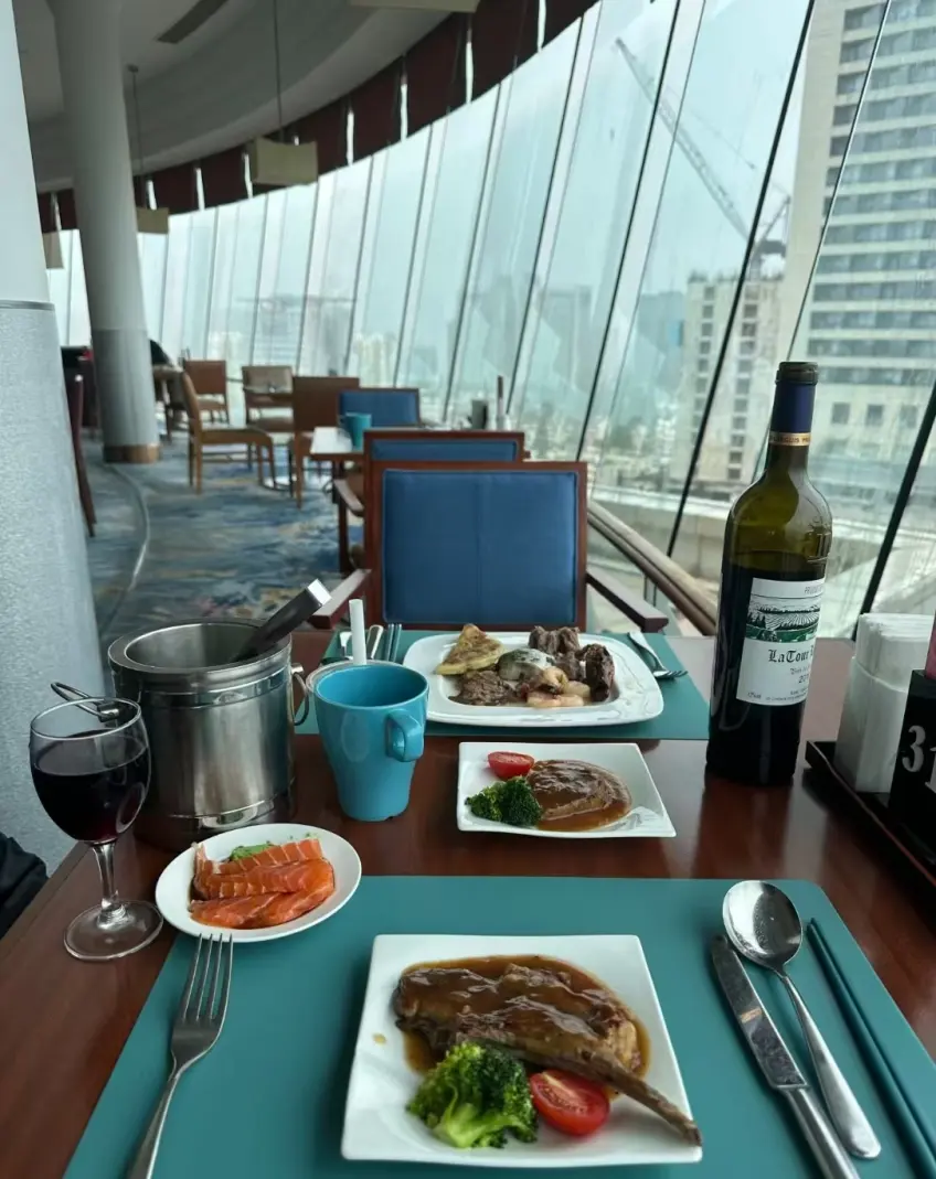 金陵饭店餐厅餐桌与城市景观窗