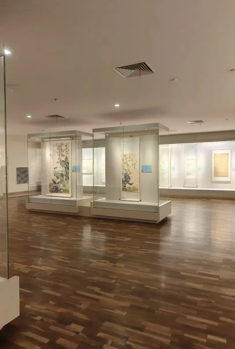 艺术馆玻璃柜内书画立轴展陈