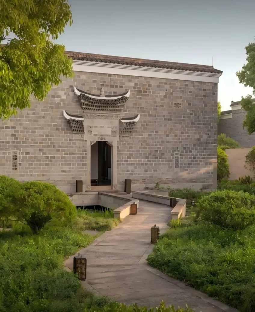 养云安缦灰砖门楼与曲折小桥庭院