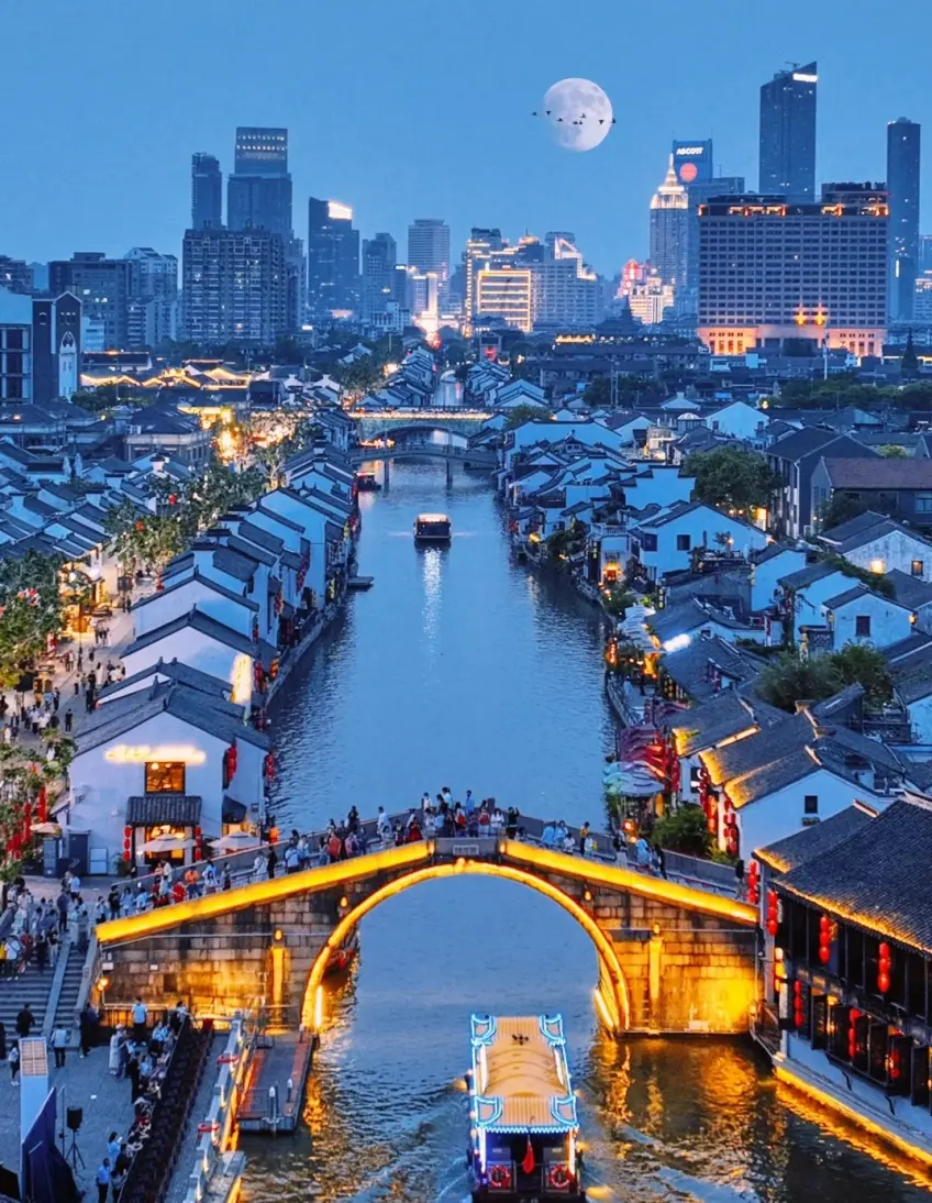 江苏古城运河夜景石桥与灯火
