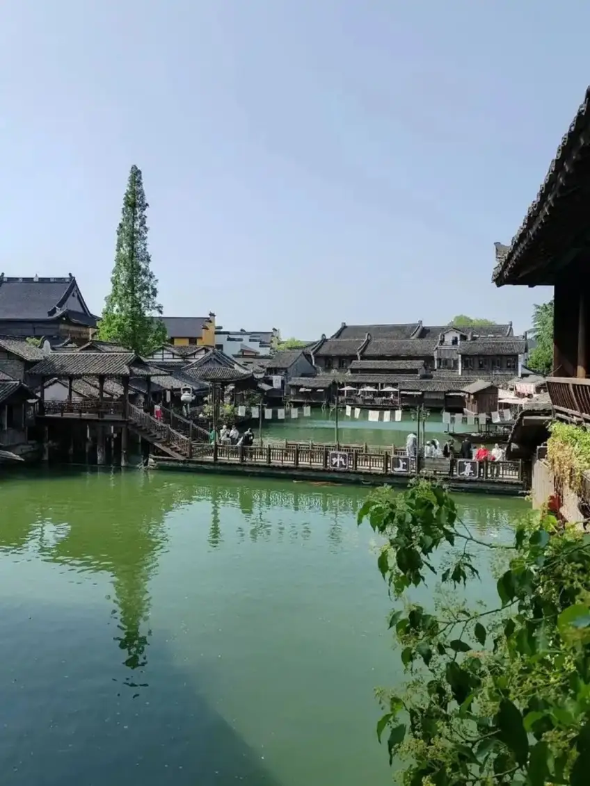 乌镇西栅廊桥河埠与两岸民居