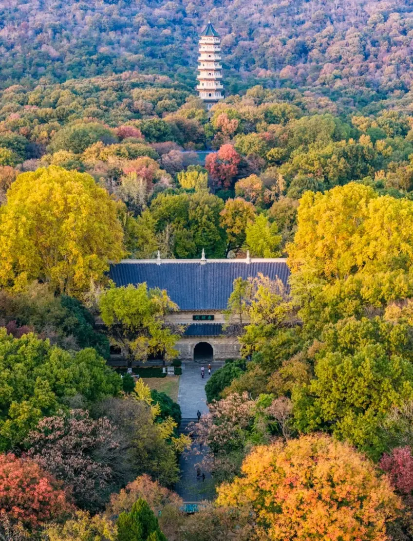 靈谷寺庭院與磚殿灰瓦示意畫面