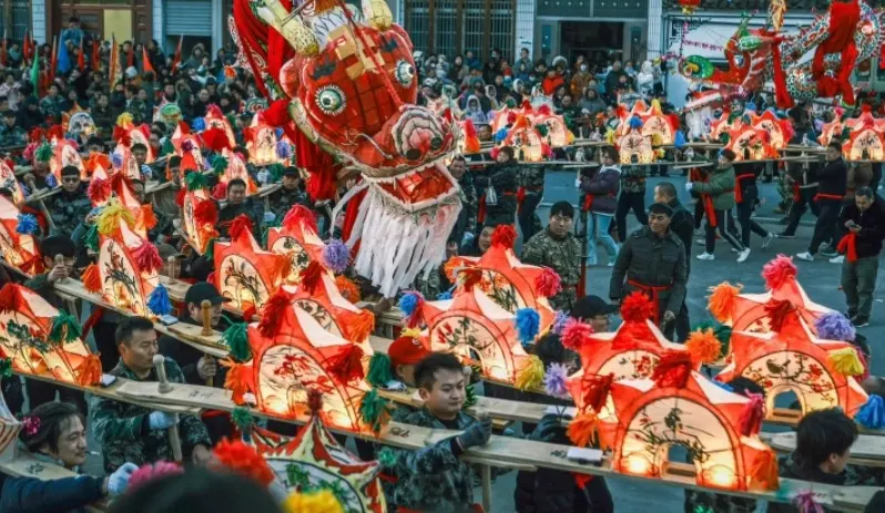 浦江板凳龙龙头与灯板巡游
