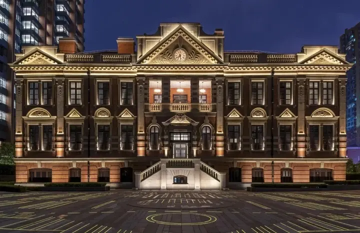 苏河湾红砖古典商会大楼夜景，门廊钟面与弧形石阶
