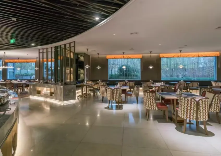 泊金黄埔酒店餐厅餐桌餐具布置