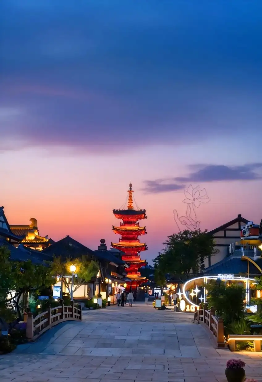 拈花灣黃昏亮燈寶塔與唐風街巷