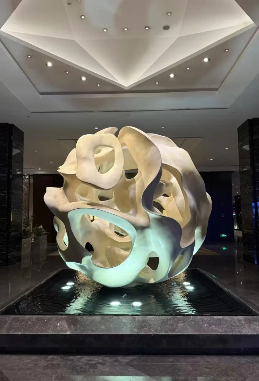 南京金陵饭店大堂中央雕塑与水景