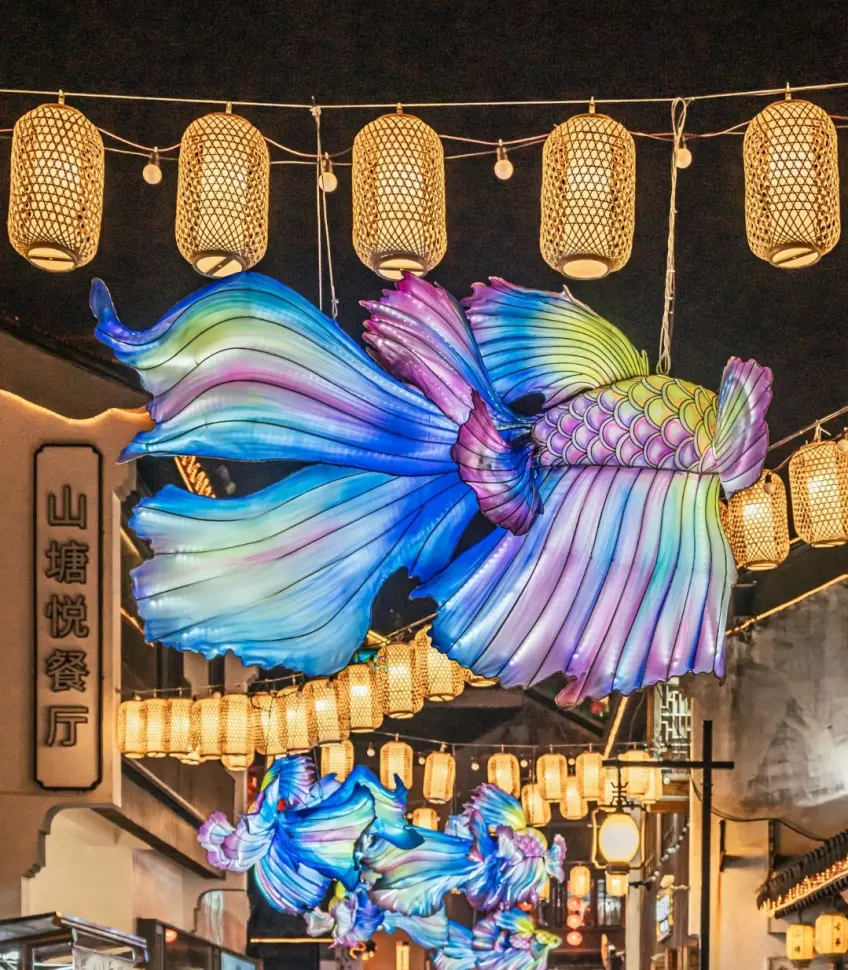 苏州山塘街夜色彩色鱼灯与竹编灯笼